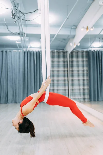 Utbildning Hallen Hängmatta Yoga Med Vacker Flicka Röda Kläder — Stockfoto