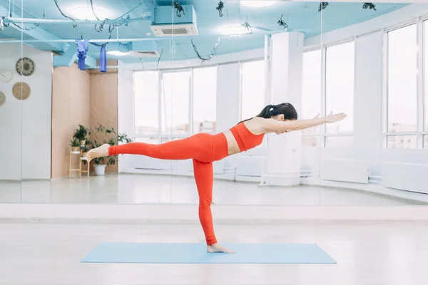 Yoga Floor Exercise Mat Beautiful Girl Relax Stretch Stand — Stock Photo, Image