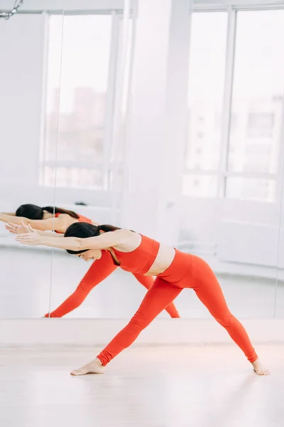 Yoga Golvet Träna Med Matta Med Vacker Flicka Slappna Och — Stockfoto