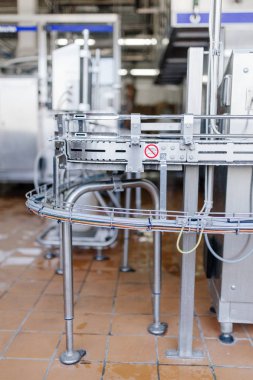Süt ve yoğurt fabrikasında üretim. Metal birimleri ve depolama ve taşıma tankları.