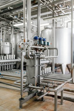 Süt ve yoğurt fabrikasında üretim. Metal birimleri ve depolama ve taşıma tankları.