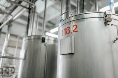 Süt ve yoğurt fabrikasında üretim. Metal birimleri ve depolama ve taşıma tankları.