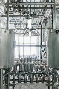Süt ve yoğurt fabrikasında üretim. Metal birimleri ve depolama ve taşıma tankları.