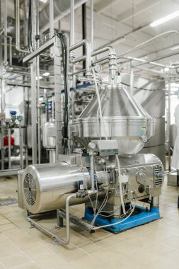 Süt ve yoğurt fabrikasında üretim. Metal birimleri ve depolama ve taşıma tankları.