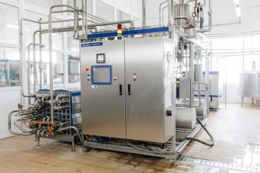 Süt ve yoğurt fabrikasında üretim. Metal birimleri ve depolama ve taşıma tankları.