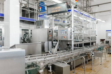 Süt ve yoğurt fabrikasında üretim. Metal birimleri ve depolama ve taşıma tankları.