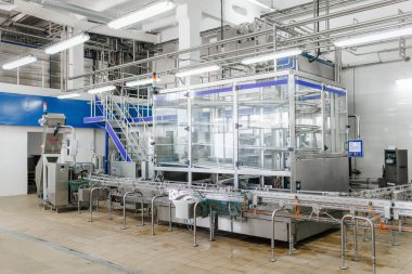 Süt ve yoğurt fabrikasında üretim. Metal birimleri ve depolama ve taşıma tankları.