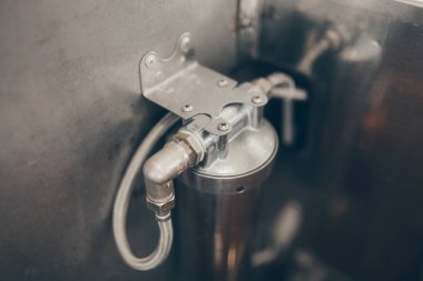 Süt ve yoğurt fabrikasında üretim. Metal birimleri ve depolama ve taşıma tankları.