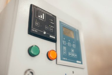 Süt ve yoğurt fabrikasında üretim. Metal birimleri ve depolama ve taşıma tankları.