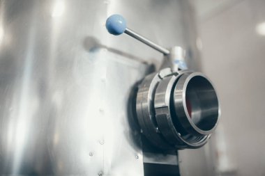 Süt ve yoğurt fabrikasında üretim. Metal birimleri ve depolama ve taşıma tankları.