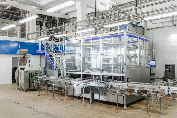 Süt ve yoğurt fabrikasında üretim. Metal birimleri ve depolama ve taşıma tankları.