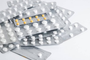 Blister paketleri hap beyaz arka plan üzerinde ayarlayın. Bir yığın hap paketi.