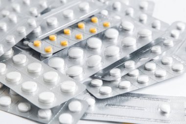 Blister paketleri hap beyaz arka plan üzerinde ayarlayın. Bir yığın hap paketi.