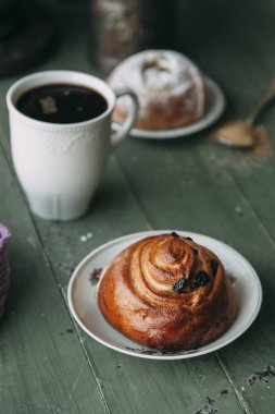 Ekmeği ve ekmek pişirme koyu ahşap arka plan üzerinde. Gıda styling ve taze malzemelerle pişirme.