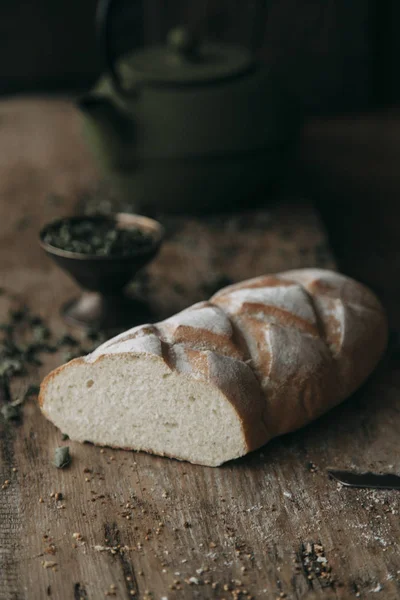 Frisches Roggen Und Getreidebrot Auf Dunklem Holzgrund Food Styling Und — Stockfoto