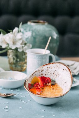 Çiçekli çikolata tatlı ile Creme brulle. Ahşap arka plan üzerinde çay ile Foodstyling.