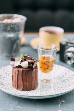 Çiçekli çikolata tatlı ile Creme brulle. Ahşap arka plan üzerinde çay ile Foodstyling.