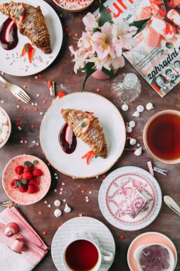 Kahve ve tatlılar ile şık bir tabloda ay çöreği. Gıda stil ve düzeni reçel ve çilek ile.