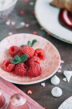 Kahve ve tatlılar ile şık bir tabloda ay çöreği. Gıda stil ve düzeni reçel ve çilek ile.