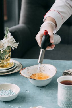Creme brulee kahve ile yanan. Tatlılar ve düzeni ahşap arka plan üzerinde Foodstyling