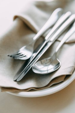 Çatal bıçak takımı küme tablo. Restoran için çelik mutfak eşyaları
