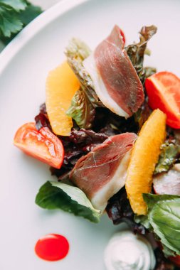 Dilimlenmiş biftek ve mermer sığır eti biftek ile garnitür. Restoran yemek menüsü için.