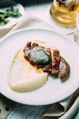 Dilimlenmiş biftek ve mermer sığır eti biftek ile garnitür. Restoran yemek menüsü için.