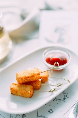 Soslu tavuk ve peynir nuggets. Restoran yemekleri ile güzel bir porsiyon.