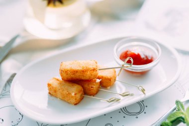 Soslu tavuk ve peynir nuggets. Restoran yemekleri ile güzel bir porsiyon.