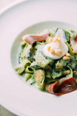 Makarna menüsü ve krema sos ile. Restoran yemekleri ile güzel bir porsiyon.