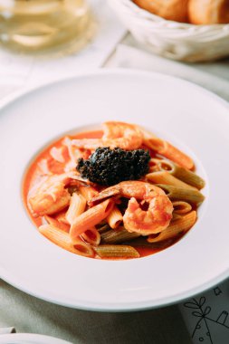 Makarna menüsü ve krema sos ile. Restoran yemekleri ile güzel bir porsiyon.