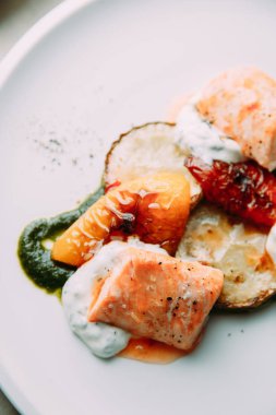 Biftek balık ızgarada pişirilir. Restoran yemekleri ile güzel bir porsiyon.