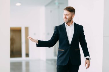 İşaret ve bir palmiye dayanabiliyor iş adamı. İş tasarım şablonu.