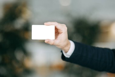 Kredi kartı işadamı'nın elinde. Çubuk Tasarımcısı, arka plan kesmek.