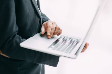 Bokeh ile bir dizüstü bilgisayar üzerinde çalışan el. İş durumu, izole arka plan.