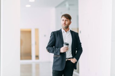 Ofiste işten sonra kahve molası. Bir işadamı ile parlak iç.