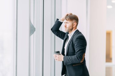 Ofiste işten sonra kahve molası. Bir işadamı ile parlak iç.