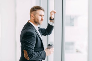 Ofiste işten sonra kahve molası. Bir işadamı ile parlak iç.