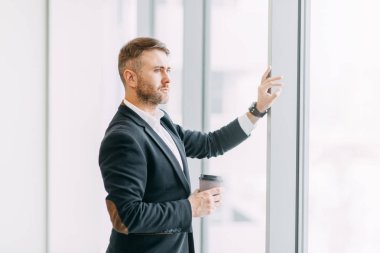 Ofiste işten sonra kahve molası. Bir işadamı ile parlak iç.