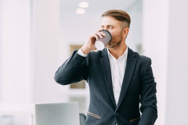 Ofiste işten sonra kahve molası. Bir işadamı ile parlak iç.