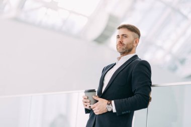 Ofiste işten sonra kahve molası. Bir işadamı ile parlak iç.