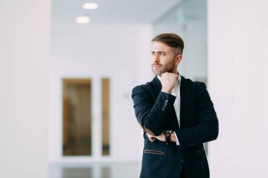 İş yerinde emin duygusal adam. Bir işadamı ile parlak iç.