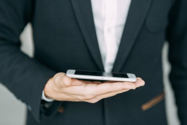 Telefonda bir iş adamı, el ve parmak ile el dokunuyor. Bokeh ile tasarımcılar için boş.