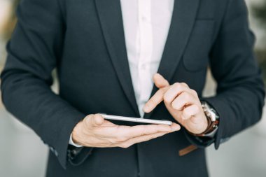 Telefonda bir iş adamı, el ve parmak ile el dokunuyor. Bokeh ile tasarımcılar için boş.