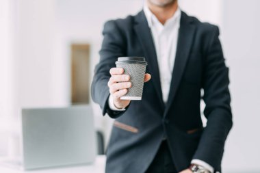 Kağıt kupa onunla Kupası verir. Arka plan bulanık ve öğle yemeği için ara.