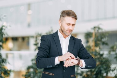 Onun, bakarak iş adamı yapma vakti. İş toplantıları için parlak ofis iç.