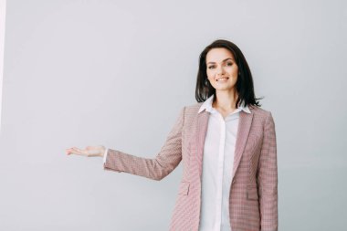 Güzel bir kız puan ve bir seçim yapar. İş çalıştırıcı ve ürünler reklam koç.