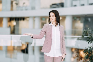 Güzel bir kız puan ve bir seçim yapar. İş çalıştırıcı ve ürünler reklam koç.