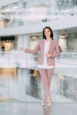 Güzel bir kız puan ve bir seçim yapar. İş çalıştırıcı ve ürünler reklam koç.