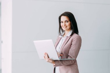 Kız koç iş laptop. Koç verimliliği ve iş.